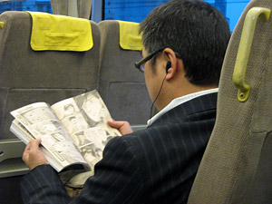 Leggere manga in treno (2)