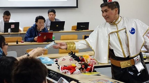 Great Teacher Sugiura: professore di una università di Tokyo fa lezione in cosplay, guarda le foto!
