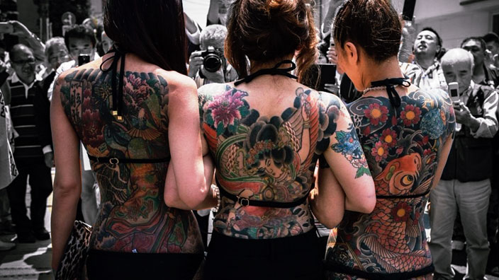 I tatuatori giapponesi si oppongono alla loro estinzione
