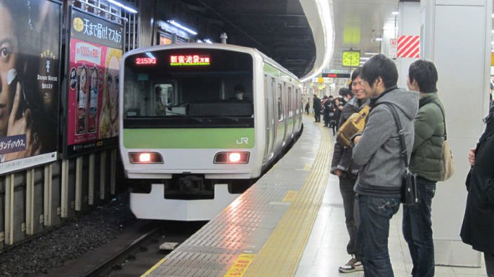 Sondaggio rivela quali comportamenti sono insopportabili per i pendolari giapponesi