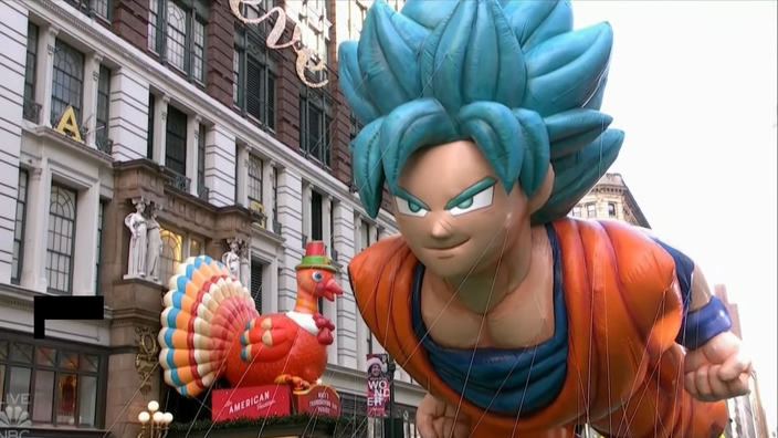 Goku vola nel cielo di New York durante la parata del Ringraziamento