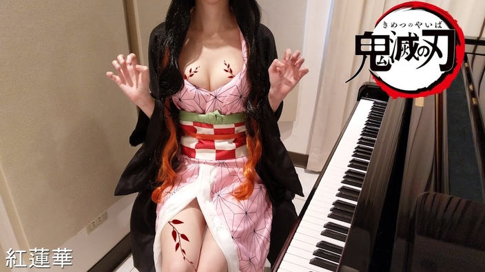 Un'affascinante cosplayer di Nezuko suona l'opening di Demon Slayer