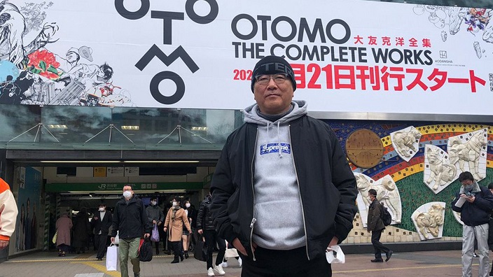 Katsuhiro Otomo (Akira) passeggia e si fa selfie per Tokyo