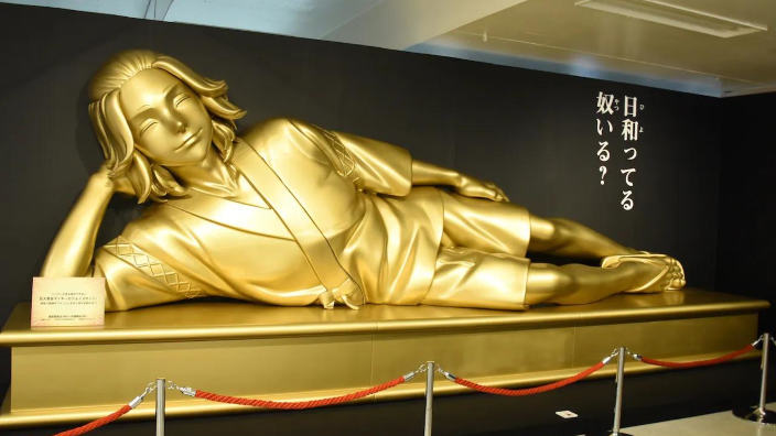 Un enorme Mikey dorato esposto alla mostra di Tokyo Revengers a Ikebukuro