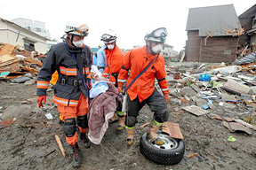 Terremoto Giappone - Uomo tratto in salvo dalle macerie Terremoto Giappone - Uomo tratto in salvo dalle macerie