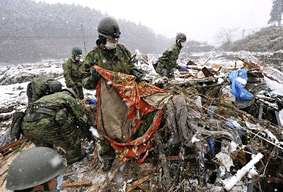 Terremoto Giappone - Squadre di soccorso nella neve a Minami Sanriku (Miyagi) Terremoto Giappone - Squadre di soccorso nella neve a Minami Sanriku (Miyagi)