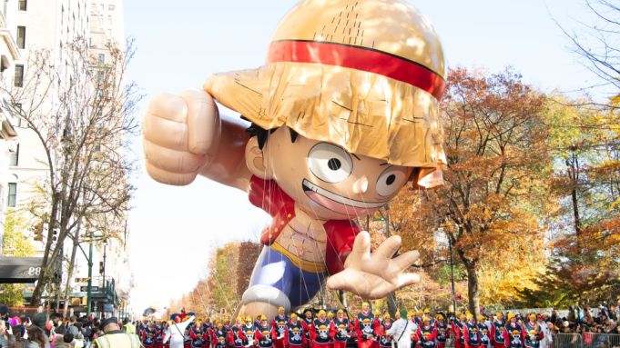 Luffy vola nel cielo di New York durante la parata del Ringraziamento