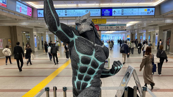 Kaiju No.8: alla stazione di Tachikawa compare una statua a grandezza reale