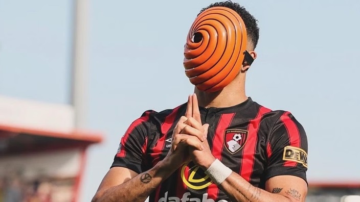 Naruto: il calciatore Solanke come Obito ed esulta indossando la maschera