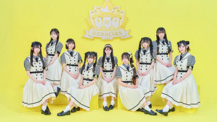 Idol giapponese licenziata per il riflesso del presunto fidanzato in una tazza: scoppia la polemica