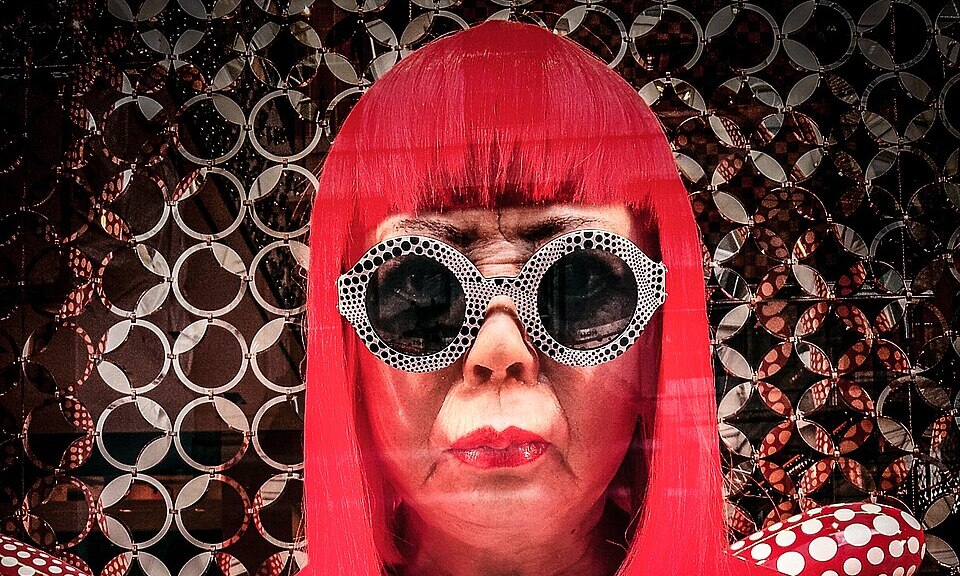 Addio a Yayoi Kusama: la regina dei pois che ha trasformato le sue ossessioni in arte immortale