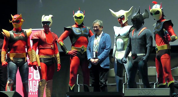 Go Nagai insieme a un gruppo di cosplayer Go Nagai insieme a un gruppo di cosplayer