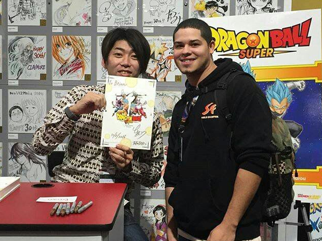 Toyotaro con un fan al New York Comic-Con Toyotaro con un fan al New York Comic-Con