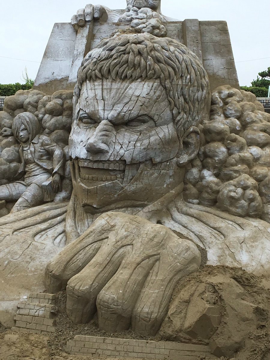 Hosaka Toshihiko scolpisce in 80 tonnellate di sabbia una scena di Attack on Titan! 1
