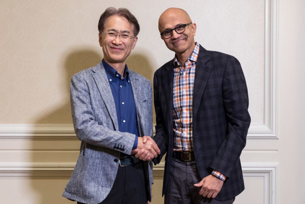 Kenichiro Yoshida e Satya Nadella stringono un accordo tra Sony e Microsoft per il cloud e l'IA Kenichiro Yoshida e Satya Nadella stringono un accordo tra Sony e Microsoft per il cloud e l'IA