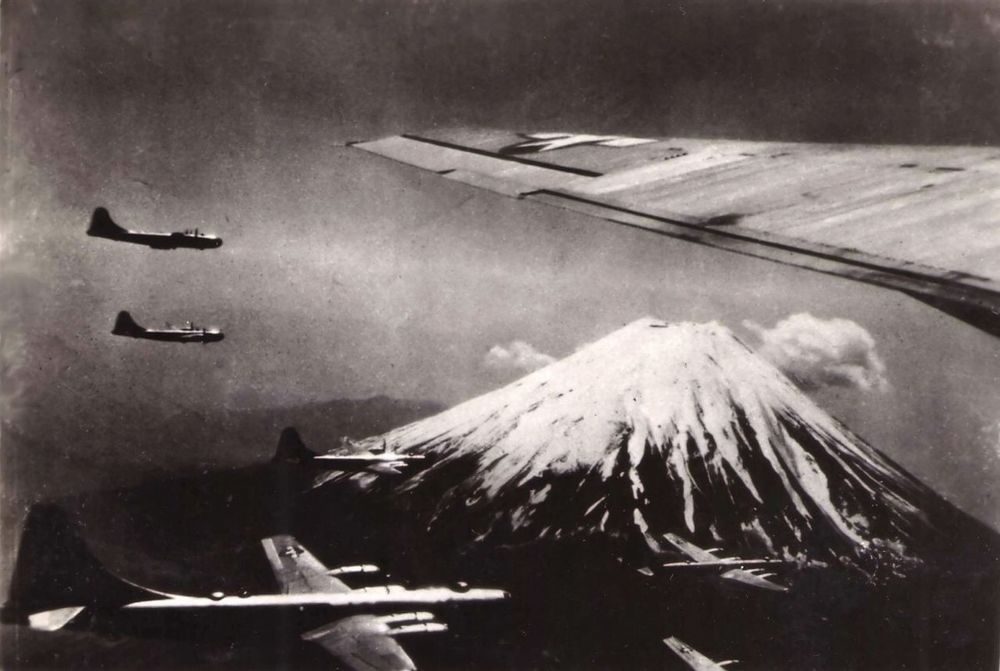 Aerei militari sorvolano il monte Fuji tema della guerra.jpg