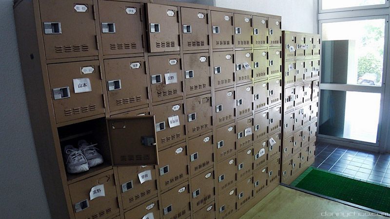 Gli armadietti per le scarpe in una scuola giapponese osaka-arresto.jpg