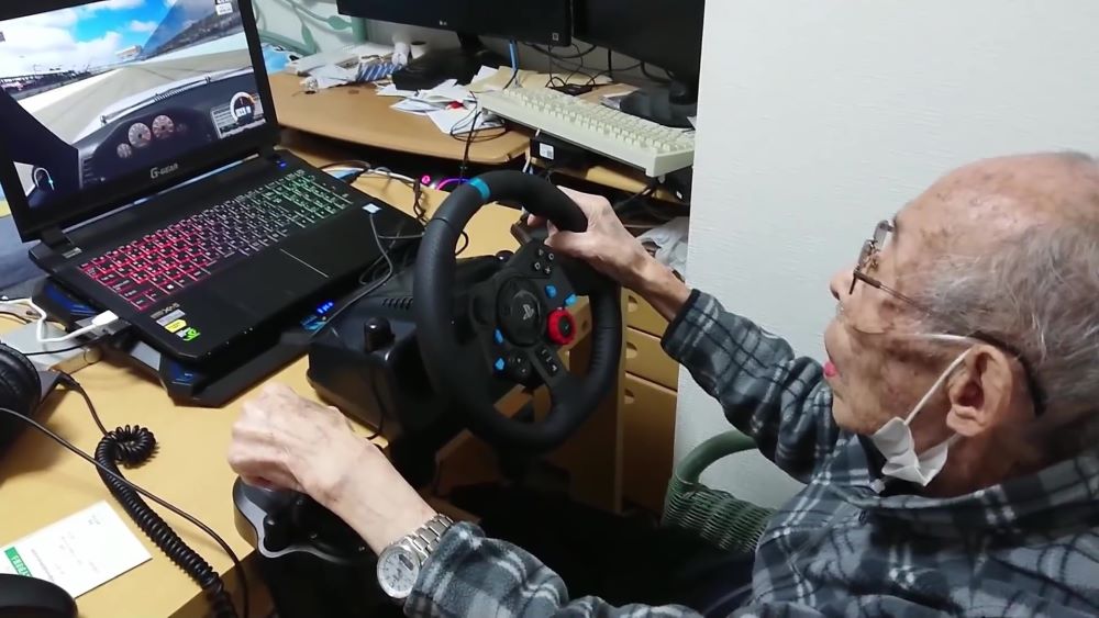 Un signore giapponese di 93 anni si è appassionato ai giochi di corse Un signore giapponese di 93 anni si è appassionato ai giochi di corse