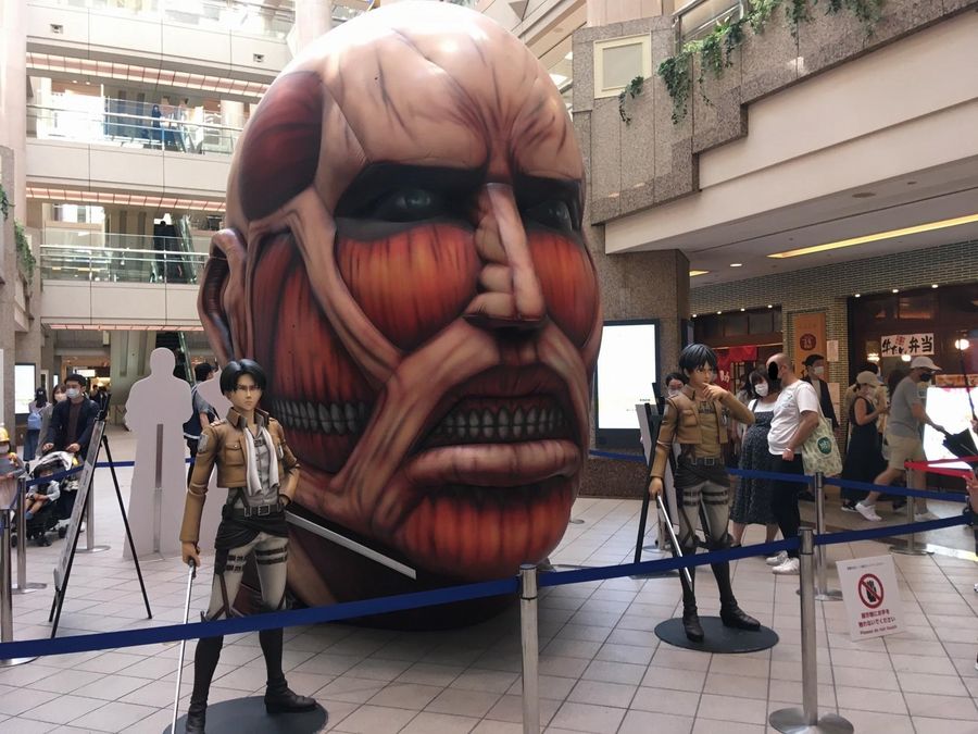 L'attacco dei giganti invade un centro commerciale