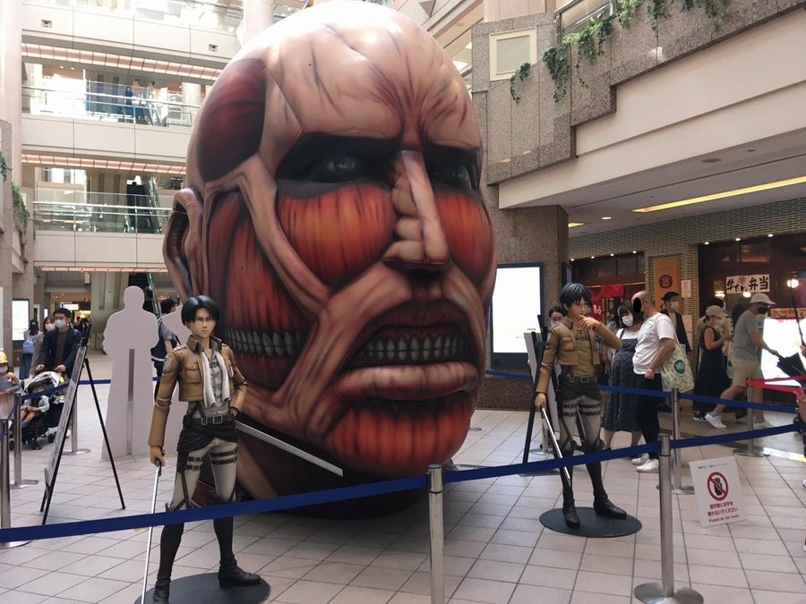 L'attacco dei giganti invade un centro commerciale