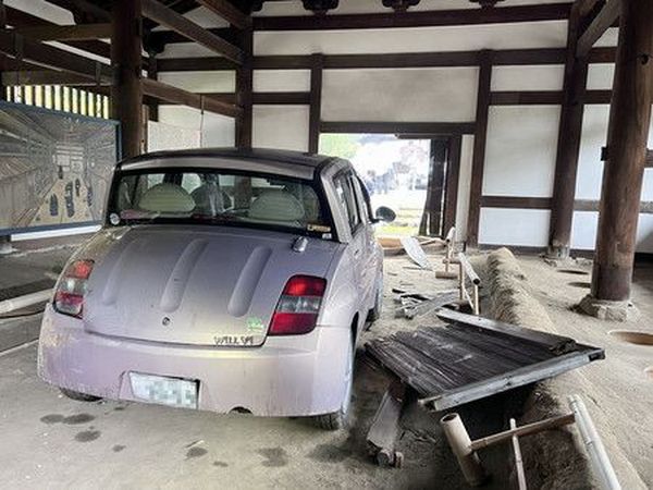 Un auto si schianta contro il bagno più antico del Giappone