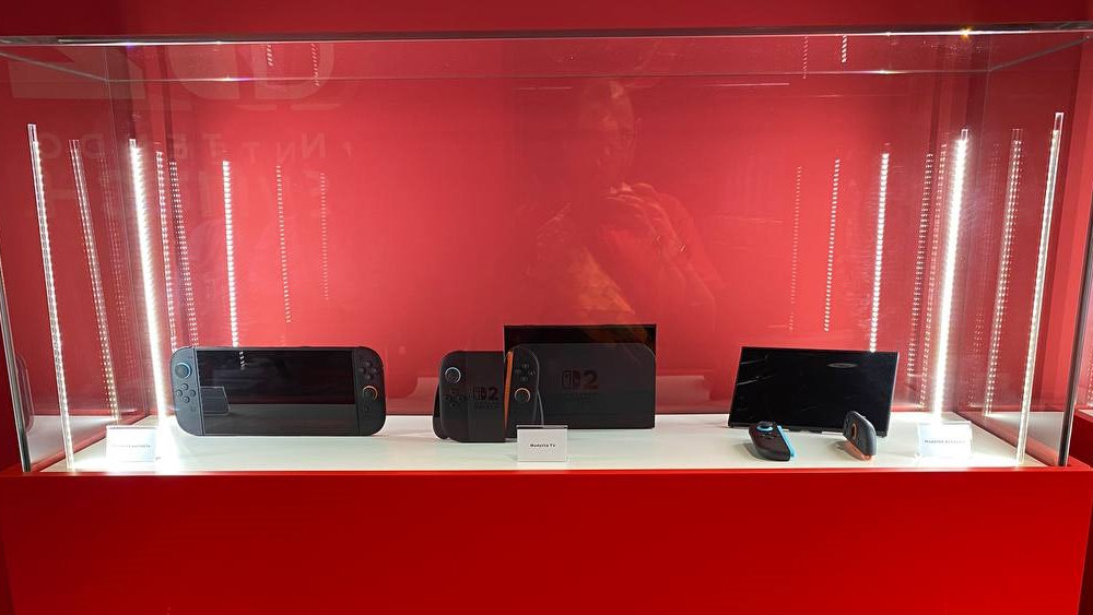 Switch 2 in modalità portatile, dock e con i Joy-Con 2 staccati Switch 2 in modalità portatile, dock e con i Joy-Con 2 staccati