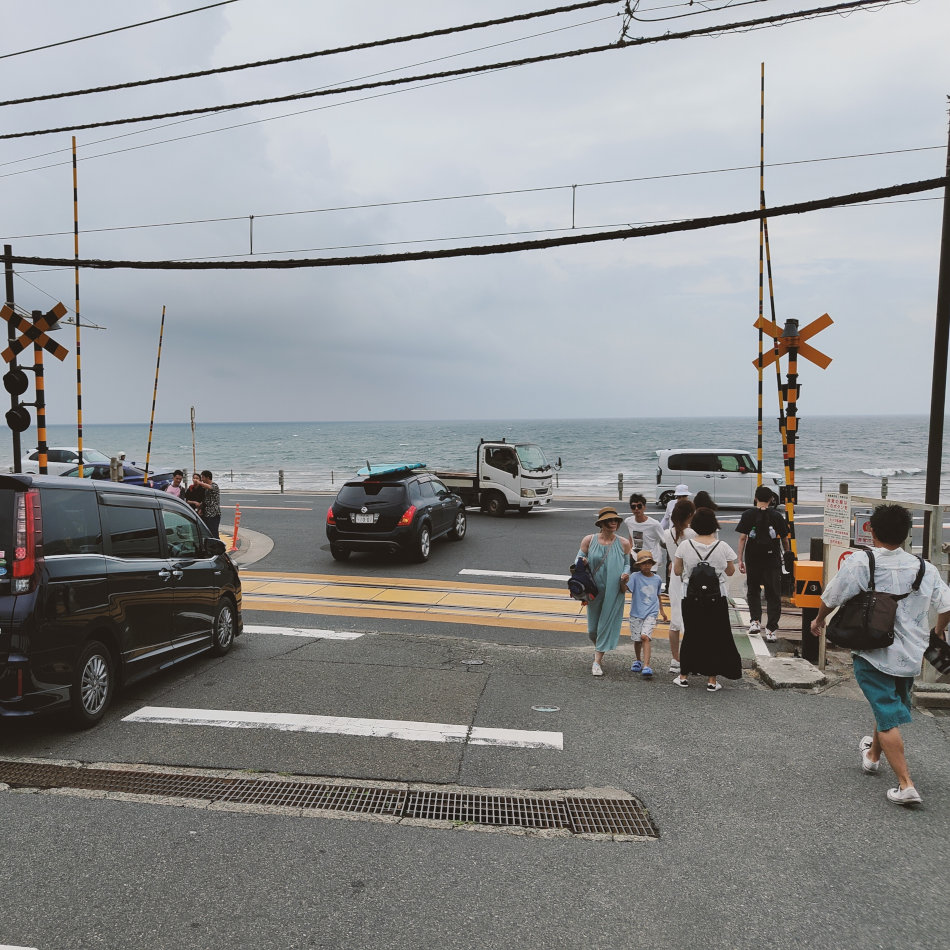 Troppi fan di Slam Dunk: l'iconico passaggio a livello ora è un problema per Kamakura