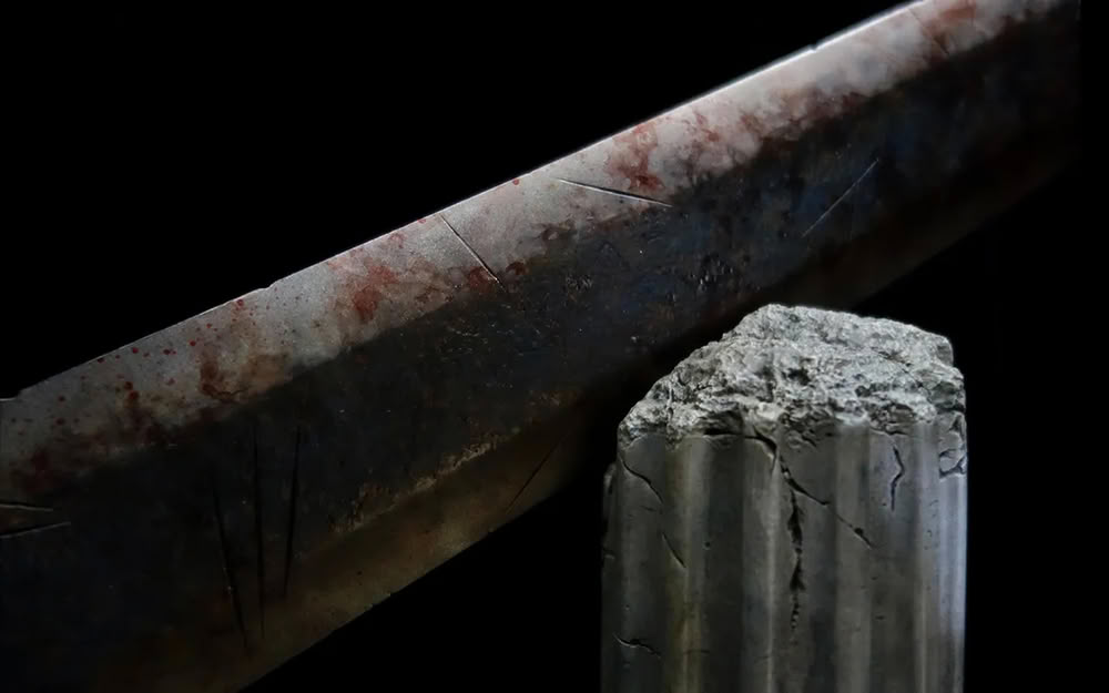 Un particolare della statua di ART OF WAR dedicata alla spada Dragon Slayer di Berserk