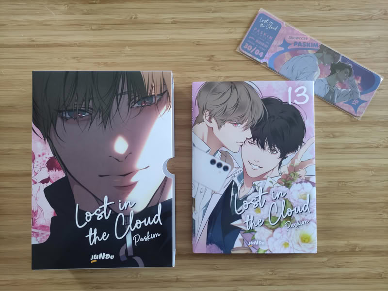 Il volume 13 italiano di Lost in the Cloud con box omaggio edito da Jundo Il volume 13 italiano di Lost in the Cloud con box omaggio edito da Jundo
