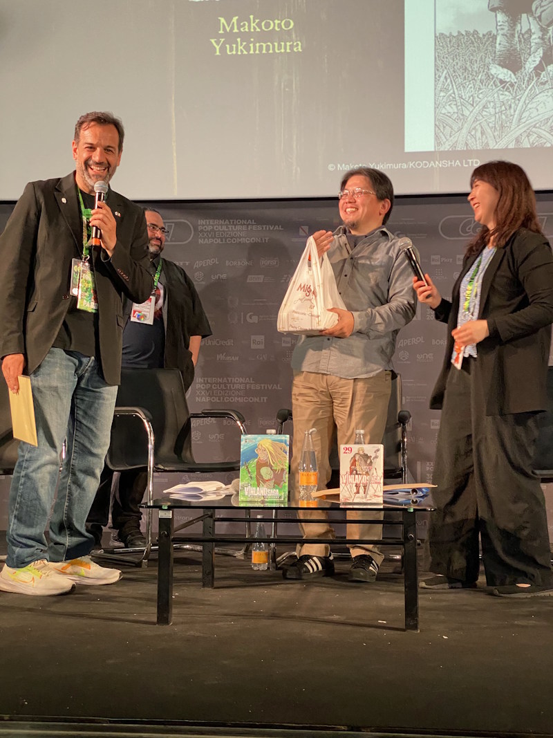 Makoto Yukimura riceve delle sfogliatelle dal presidente di Comicon