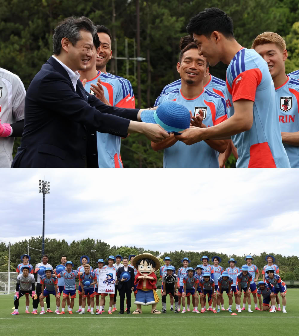nazionale di calcio giapponese con il cappello blu di luffy.jpg nazionale di calcio giapponese con il cappello blu di luffy.jpg