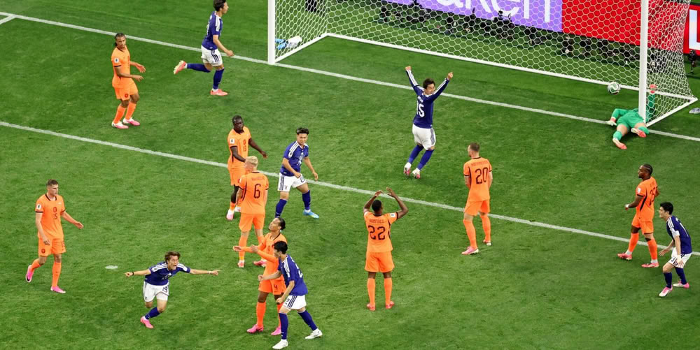 L'esultanza dei giocatori giapponesi dopo il gol del 2 a 2 segnato da Daichi Kamada