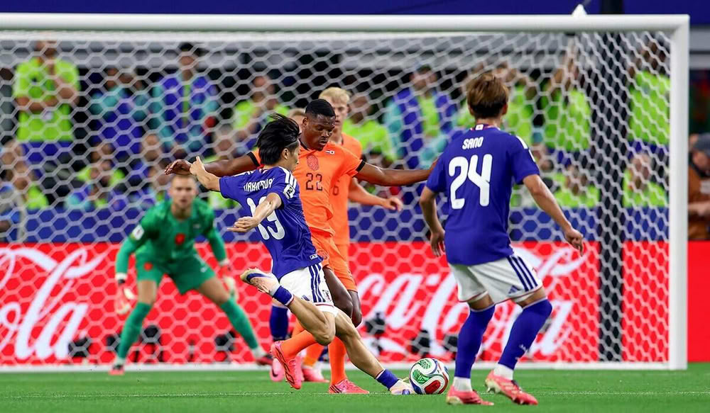 Il tiro di Keito Nakamura che ha portato al momentaneo 1 a 1 durante Olanda - Giappone