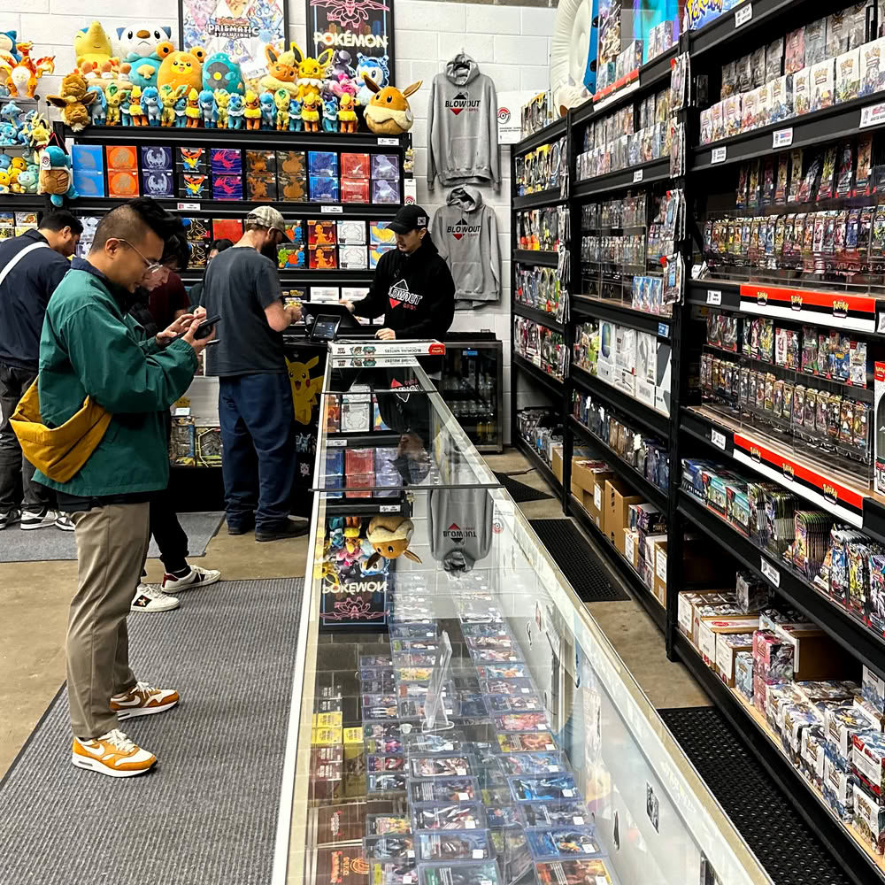 Carte Pokémon dentro una vetrina di un negozio
