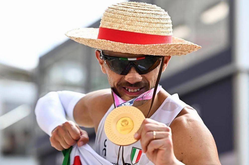 Massimo Stano celebra il suo titolo europeo nella marcia con un omaggio a One Piece Massimo Stano celebra il suo titolo europeo nella marcia con un omaggio a One Piece