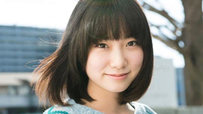 Accoltellata da un fan per aver rifiutato un regalo, l'idol Mayu Tomita è in coma