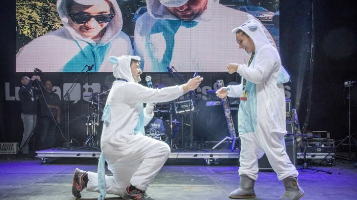 LUCCA COMICS & GAMES 2016: lui le chiede la mano sul palco di fronte ad un mondo di cosplayer