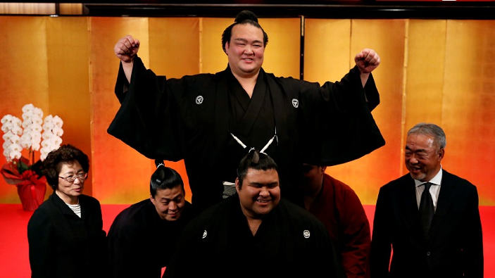 Giappone: dopo 19 anni un lottatore giapponese di sumo riceve il titolo più importante