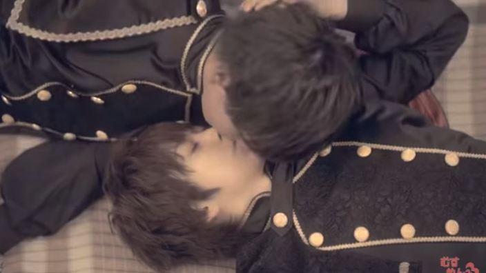 Bacio yaoi tra idol: uno tira l'altro, e il video diventa virale in Giappone