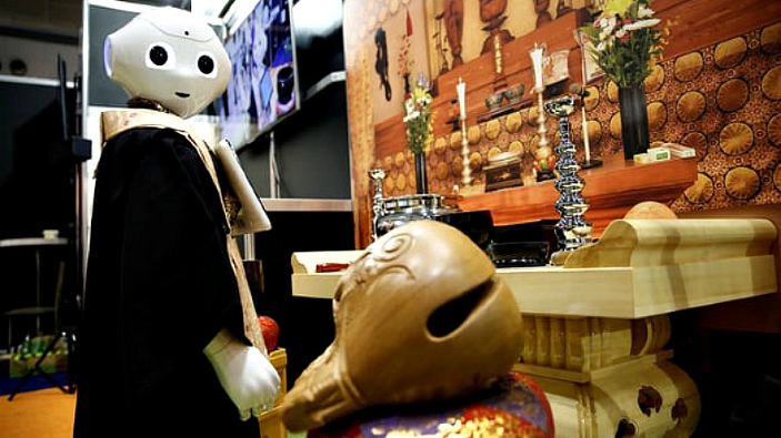 Un robot diventa assistente dei monaci durante i funerali