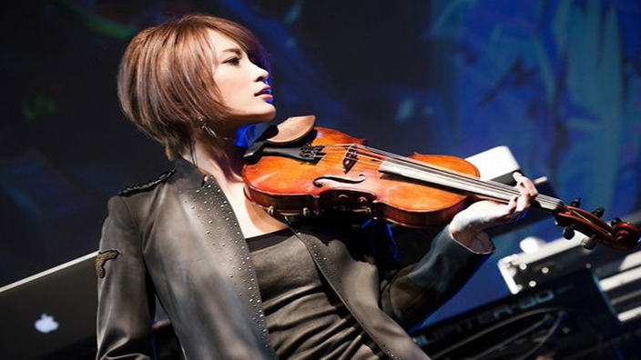 Una violinista cosplay incanta i fan