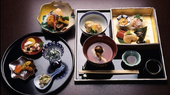 Kaiseki: l'eleganza si fa piatto nella raffinata cucina tradizionale nipponica