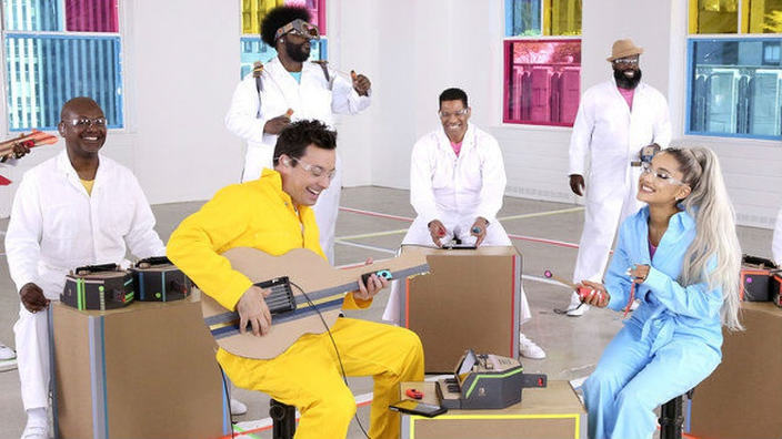 Ariana Grande canta con una "Labo Band" al Tonight Show di Jimmy Fallon