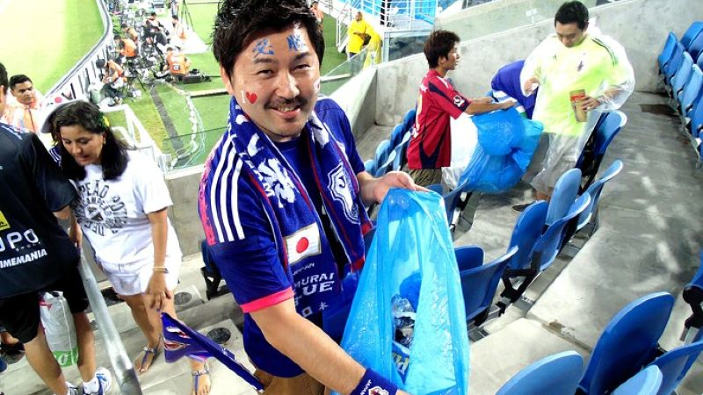 Tifosi giapponesi puliscono le tribune dopo Colombia-Giappone