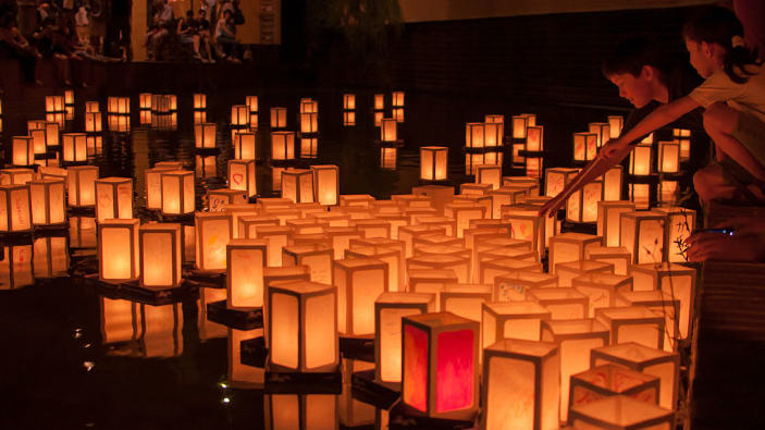 Il sole di Hiroshima: torna a Bologna la cerimonia delle lanterne galleggianti