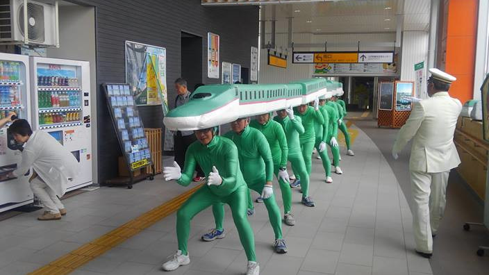 Abito cosplay... di uno Shinkansen?! Ecco la folle idea di un gruppo di giapponesi!