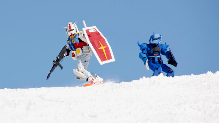 In montagna Gundam preferisce lo snowboard!
