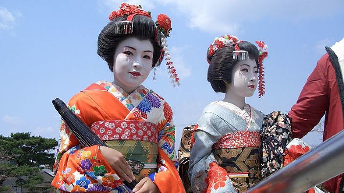 Crisi dovuta al coronavirus: anche le geisha si esibiscono on line