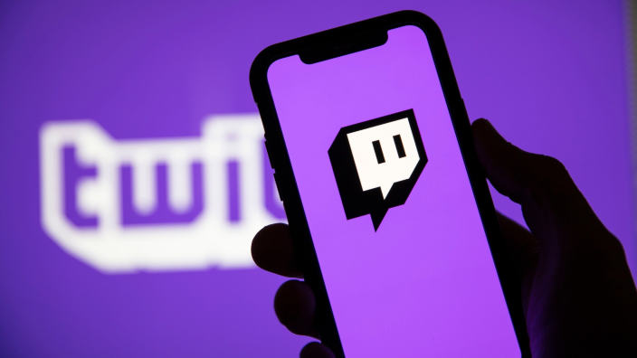 Twitch banna gli streamer per contenuti hot ed è polemica #agoraclick164