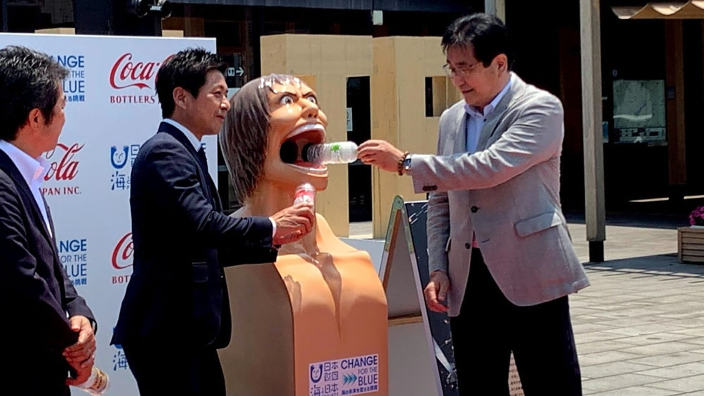 In Giappone i Giganti prendono il posto dei bidoni della spazzatura